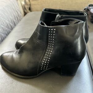 Like new Vionic Georgia ankle boots. Orthoheel technology. Cute metal grommet.